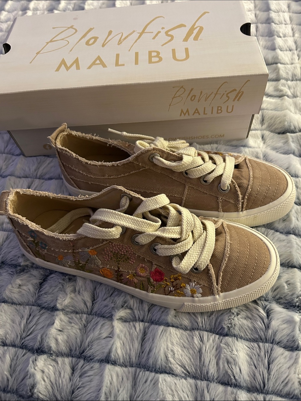 Blowfish Beige Canvas Sneakers with Floral Embroidery size 8 new